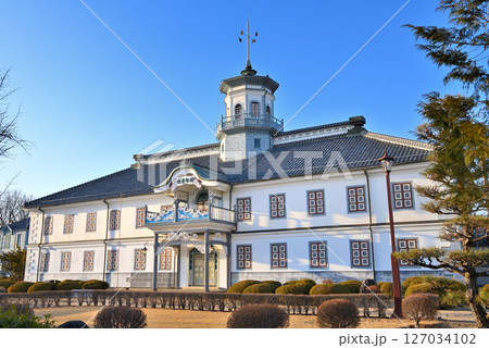 中部地方・松本・文明開化の歴史的建造物、正面から眺める国宝旧開智学校校舎・長野県松本市(2) 127034102