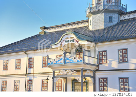 中部地方・松本・天使が描かれた車寄せが擬洋風建築を印象付ける国宝旧開智学校校舎・長野県松本市(1) 127034103