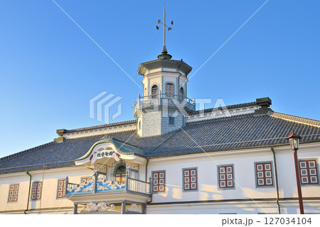 中部地方・松本・八角の太鼓楼や寺院風の窓、和洋混在の国宝旧開智学校校舎の眺め・長野県松本市(1) 127034104