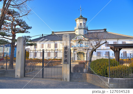 中部地方・松本・国宝旧開智学校校舎のイメージ、小学校らしい佇まいの門と建物・長野県松本市(1) 127034528