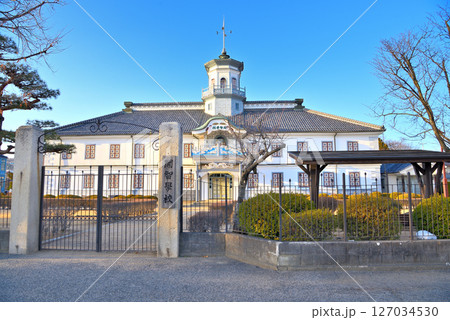 中部地方・松本・国宝旧開智学校校舎のイメージ、小学校らしい佇まいの門と建物・長野県松本市(3) 中部地方・松本・国宝旧開智学校校舎のイメージ、小学校らしい佇まいの門と建物・長野県松本市(3) 127034530