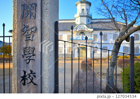 中部地方・松本・国宝旧開智学校校舎のイメージ、文明開化の建築を象徴する門と車寄せ・長野県松本市(4) 127034534