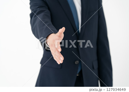 若い男性　ビジネス　握手 127034649