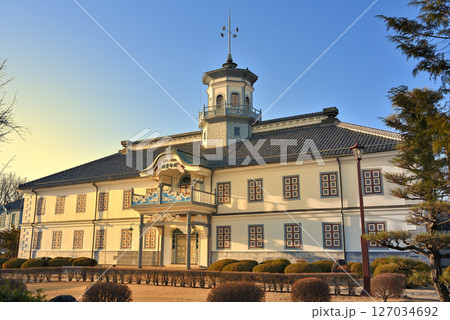 中部地方・松本・国宝旧開智学校校舎のイメージ、夕陽を浴びてセピア色に輝く建物・長野県松本市(2) 127034692