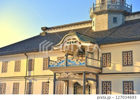 中部地方・松本・国宝旧開智学校校舎のイメージ、夕陽を浴びてセピア色に輝く建物・長野県松本市(3) 127034693