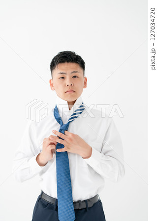 ネクタイを締める若い男性　ビジネス　 127034720