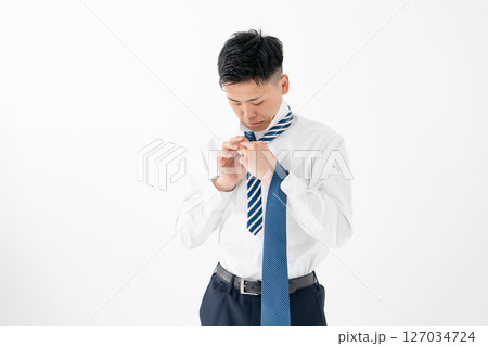 ネクタイを締める若い男性　ビジネス　 127034724