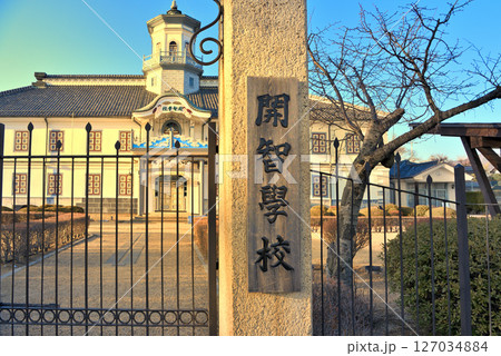 中部地方・松本・国宝旧開智学校校舎のイメージ、夕陽でセピア色に染まる門と車寄せ・長野県松本市(15) 127034884