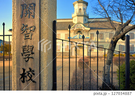 中部地方・松本・国宝旧開智学校校舎のイメージ、夕陽でセピア色に染まる門と車寄せ・長野県松本市(3) 中部地方・松本・国宝旧開智学校校舎のイメージ、夕陽でセピア色に染まる門と車寄せ・長野県松本市(3) 127034887