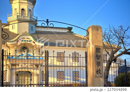 中部地方・松本・国宝旧開智学校校舎のイメージ、夕陽でセピア色に染まる門と車寄せ・長野県松本市(12) 127034899