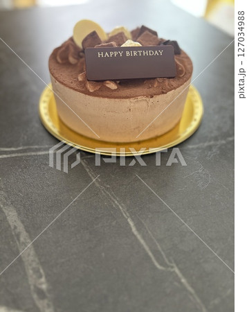 誕生日にチョコレートケーキ 127034988