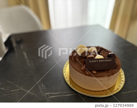 誕生日にチョコレートケーキ 127034989
