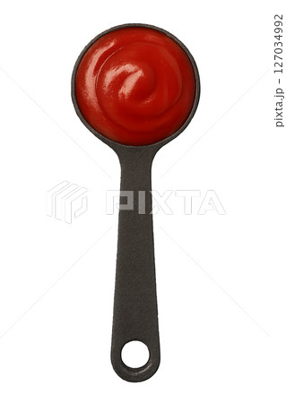 すり切り一杯のケチャップ入り計量スプーン 切り抜き背景 127034992