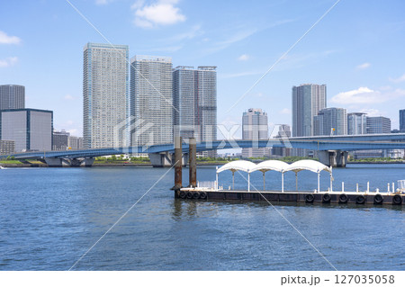 晴れた日の東京・豊洲の街並み 晴れた日の東京・豊洲の街並み 127035058