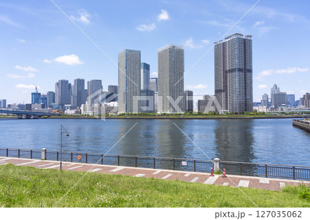 晴れた日の東京・豊洲の街並み 晴れた日の東京・豊洲の街並み 127035062