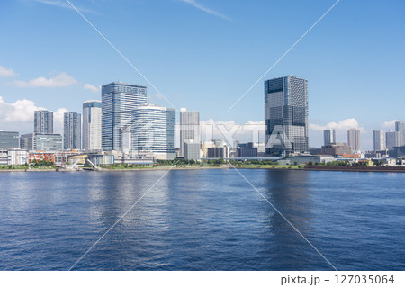 晴れた日の東京・豊洲の街並み 晴れた日の東京・豊洲の街並み 127035064