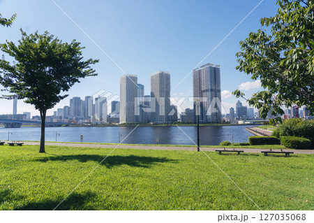 晴れた日の東京・豊洲の街並み 晴れた日の東京・豊洲の街並み 127035068