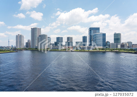 晴れた日の東京・豊洲の街並み 127035072