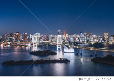 お台場から望む東京都心の夜景 127035092