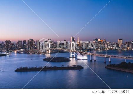 お台場から望む東京都心の夜景 127035096