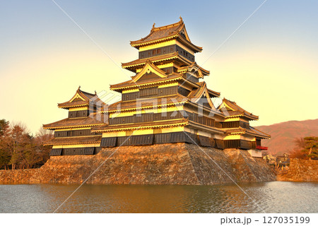 中部地方・松本城・夕陽で黄金色に染まった松本城のイメージ、松本城公園からの眺め・長野県松本市(8) 127035199