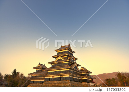 中部地方・松本城・夕陽で黄金色に染まった松本城のイメージ、松本城公園からの眺め・長野県松本市(11) 中部地方・松本城・夕陽で黄金色に染まった松本城のイメージ、松本城公園からの眺め・長野県松本市(11) 127035202