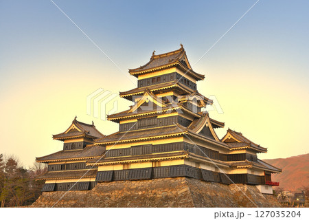 中部地方・松本城・夕暮れの穏やかな松本城のイメージ、戦国時代の一瞬の風景・長野県松本市(2) 中部地方・松本城・夕暮れの穏やかな松本城のイメージ、戦国時代の一瞬の風景・長野県松本市(2) 127035204