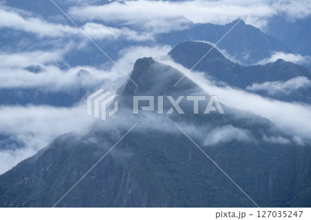 薄い雲のかかったマチュピチュ山 薄い雲のかかったマチュピチュ山 127035247