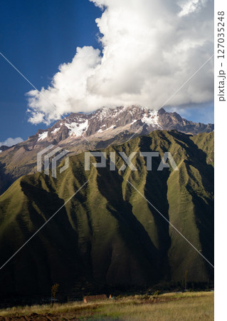 ペルーのウルバンバのガリー地形の明暗 127035248