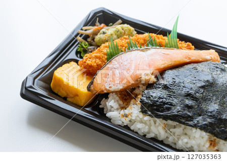 鮭のり弁当　コンビニ弁当 127035363