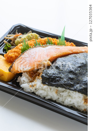 鮭のり弁当　コンビニ弁当 127035364
