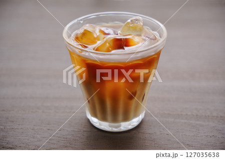 氷の入ったアイスミルクティー　イメージ 127035638