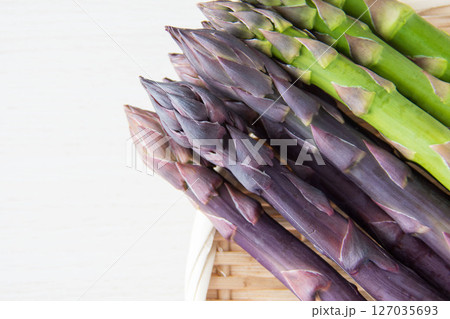 紫アスパラとグリーンアスパラ 127035693