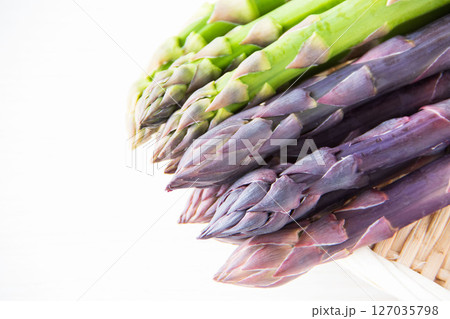 紫アスパラとグリーンアスパラ 紫アスパラとグリーンアスパラ 127035798