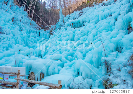 埼玉県秩父市大滝の三十槌の氷柱 埼玉県秩父市大滝の三十槌の氷柱 127035957