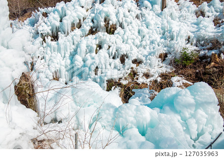 埼玉県秩父市大滝の三十槌の氷柱 埼玉県秩父市大滝の三十槌の氷柱 127035963
