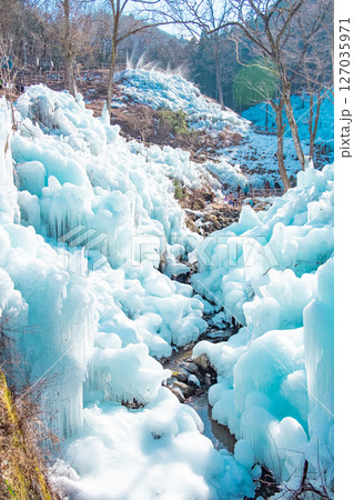 埼玉県秩父市大滝の三十槌の氷柱 埼玉県秩父市大滝の三十槌の氷柱 127035971