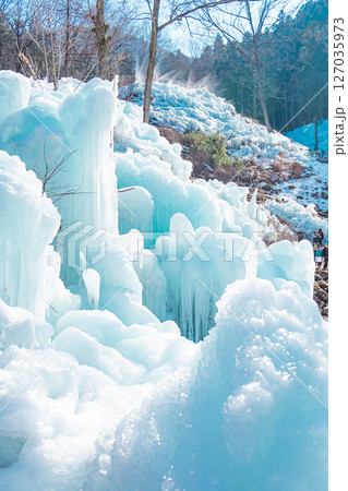 埼玉県秩父市大滝の三十槌の氷柱 127035973