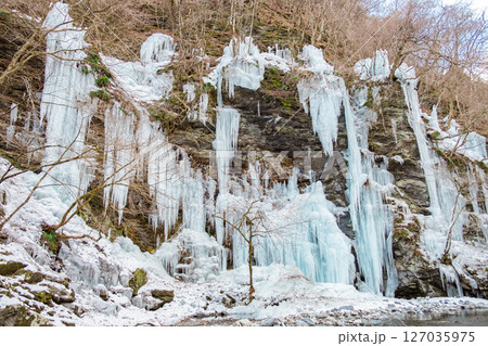 埼玉県秩父市大滝の三十槌の氷柱 埼玉県秩父市大滝の三十槌の氷柱 127035975