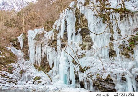 埼玉県秩父市大滝の三十槌の氷柱 埼玉県秩父市大滝の三十槌の氷柱 127035982