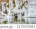 埼玉県秩父市大滝の三十槌の氷柱 127035983