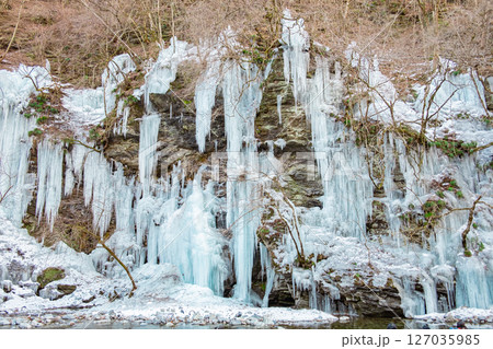 埼玉県秩父市大滝の三十槌の氷柱 127035985