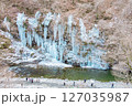 埼玉県秩父市大滝の三十槌の氷柱 127035987