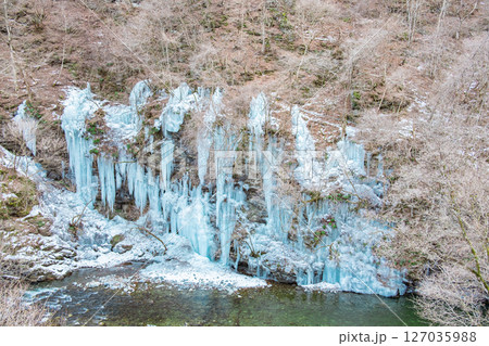埼玉県秩父市大滝の三十槌の氷柱 埼玉県秩父市大滝の三十槌の氷柱 127035988