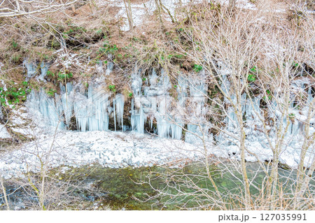 埼玉県秩父市大滝の三十槌の氷柱 埼玉県秩父市大滝の三十槌の氷柱 127035991