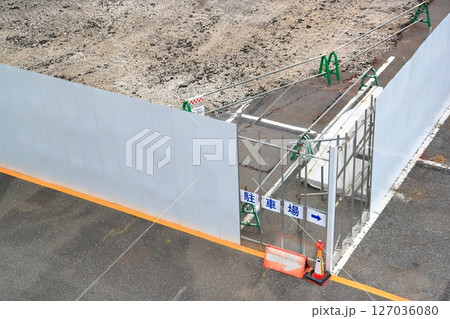 工事現場の仮囲い　万能鋼板 127036080