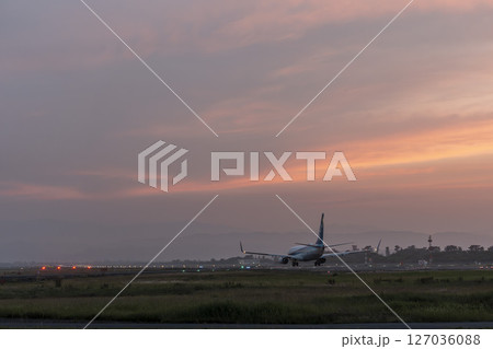 夕暮れの仙台空港 離陸中の飛行機 宮城県名取市 夕暮れの仙台空港 離陸中の飛行機 宮城県名取市 127036088