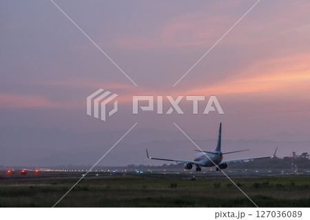 夕暮れの仙台空港 離陸中の飛行機 宮城県名取市 夕暮れの仙台空港 離陸中の飛行機 宮城県名取市 127036089