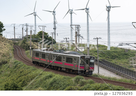 日本海と羽越線の列車　山形県遊佐町 127036293
