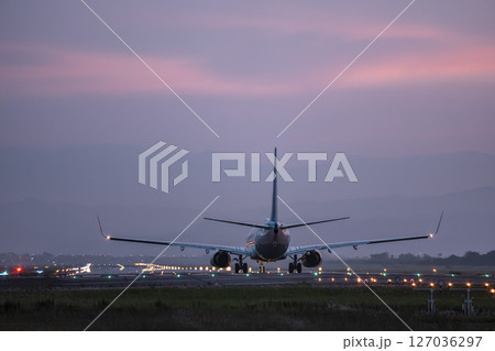 夕暮れの仙台空港　離陸中の飛行機　宮城県名取市 127036297